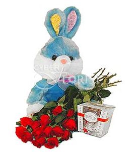 красные розы с игрушкой и конфетами